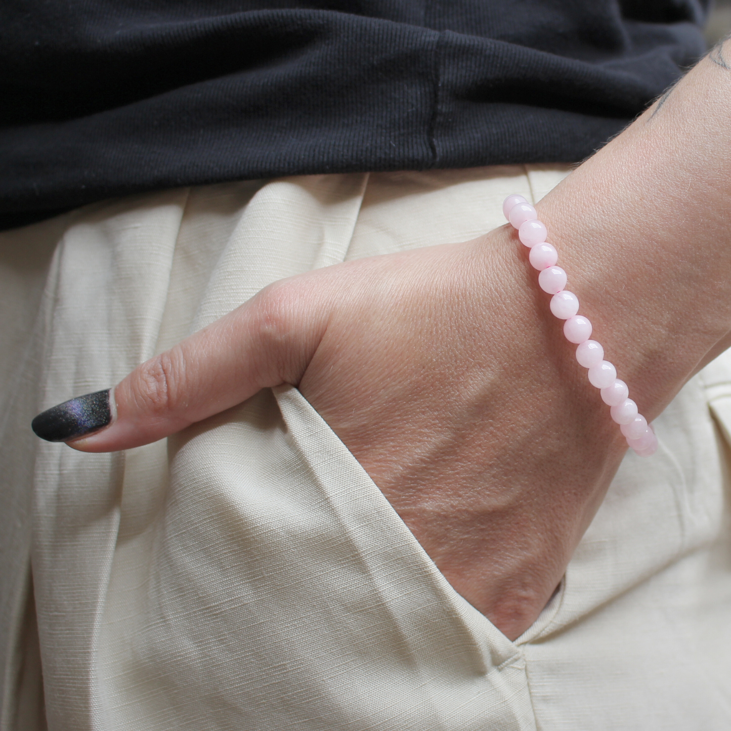 Bracelet en quartz rose naturel 6 mm, couleur rose douce et apaisante. Pierre de l’amour inconditionnel, elle favorise la tendresse, le pardon et l’estime de soi. À porter au poignet gauche pour absorber pleinement ses énergies douces et bienveillantes. Idéal le soir ou lors de moments de détente pour favoriser l’amour de soi, la compassion et l’apaisement émotionnel. Le quartz rose ouvre le cœur et encourage l’harmonie relationnelle.