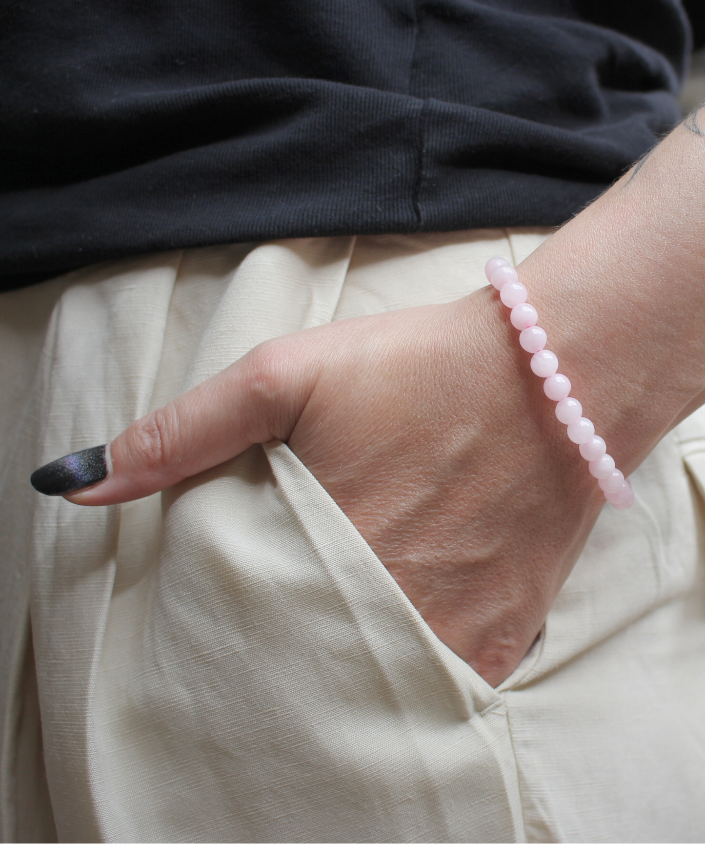 Bracelet en quartz rose naturel 6 mm, couleur rose douce et apaisante. Pierre de l’amour inconditionnel, elle favorise la tendresse, le pardon et l’estime de soi. À porter au poignet gauche pour absorber pleinement ses énergies douces et bienveillantes. Idéal le soir ou lors de moments de détente pour favoriser l’amour de soi, la compassion et l’apaisement émotionnel. Le quartz rose ouvre le cœur et encourage l’harmonie relationnelle.
