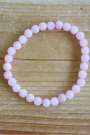 Bracelet en quartz rose naturel 6 mm, couleur rose douce et apaisante. Pierre de l’amour inconditionnel, elle favorise la tendresse, le pardon et l’estime de soi. À porter au poignet gauche pour absorber pleinement ses énergies douces et bienveillantes. Idéal le soir ou lors de moments de détente pour favoriser l’amour de soi, la compassion et l’apaisement émotionnel. Le quartz rose ouvre le cœur et encourage l’harmonie relationnelle.