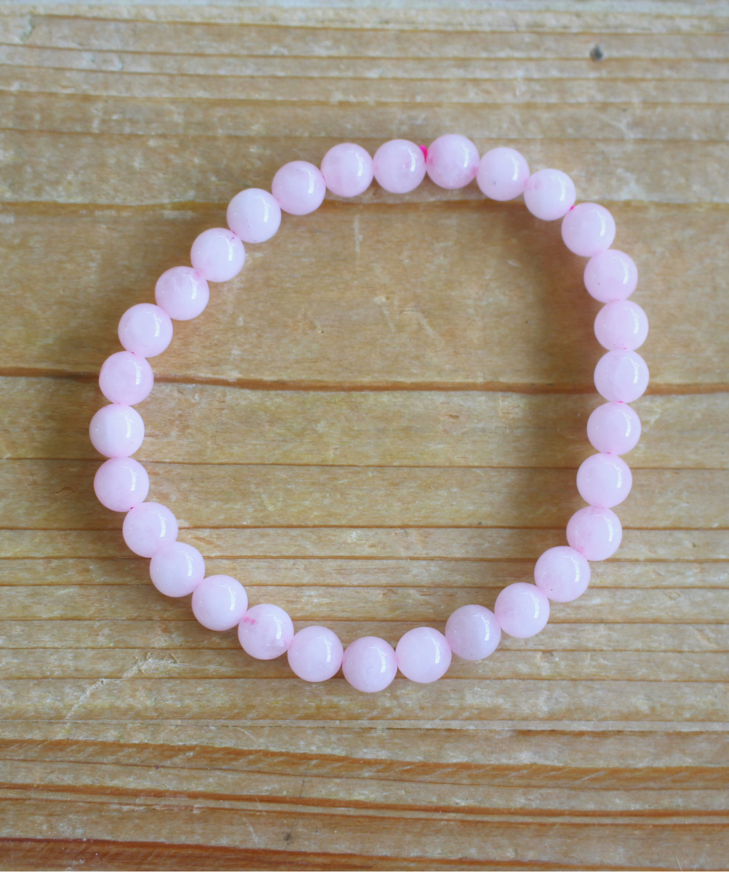 Bracelet en quartz rose naturel 6 mm, couleur rose douce et apaisante. Pierre de l’amour inconditionnel, elle favorise la tendresse, le pardon et l’estime de soi. À porter au poignet gauche pour absorber pleinement ses énergies douces et bienveillantes. Idéal le soir ou lors de moments de détente pour favoriser l’amour de soi, la compassion et l’apaisement émotionnel. Le quartz rose ouvre le cœur et encourage l’harmonie relationnelle.