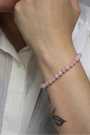 Bracelet en quartz rose naturel 6 mm, couleur rose douce et apaisante. Pierre de l’amour inconditionnel, elle favorise la tendresse, le pardon et l’estime de soi. À porter au poignet gauche pour absorber pleinement ses énergies douces et bienveillantes. Idéal le soir ou lors de moments de détente pour favoriser l’amour de soi, la compassion et l’apaisement émotionnel. Le quartz rose ouvre le cœur et encourage l’harmonie relationnelle.