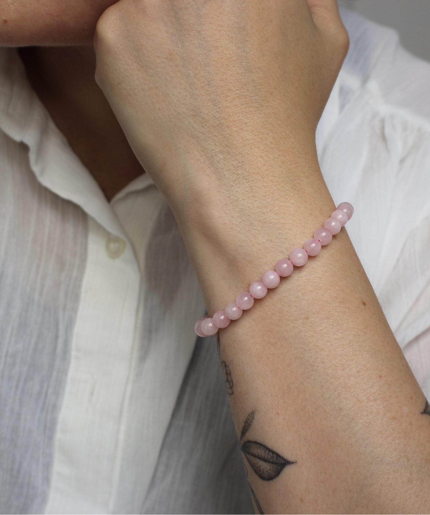Bracelet en quartz rose naturel 6 mm, couleur rose douce et apaisante. Pierre de l’amour inconditionnel, elle favorise la tendresse, le pardon et l’estime de soi. À porter au poignet gauche pour absorber pleinement ses énergies douces et bienveillantes. Idéal le soir ou lors de moments de détente pour favoriser l’amour de soi, la compassion et l’apaisement émotionnel. Le quartz rose ouvre le cœur et encourage l’harmonie relationnelle.