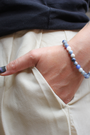 Ce bracelet élastique en sodalite naturelle 6 mm apaise l’esprit et ouvre à une communication authentique.  À porter au poignet gauche pour bénéficier de ses vertus sur la clarté mentale et la communication. À privilégier le matin ou pendant la journée pour stimuler la concentration, l’expression de soi et la prise de décision. La sodalite favorise la réflexion, l’introspection et l’équilibre émotionnel.