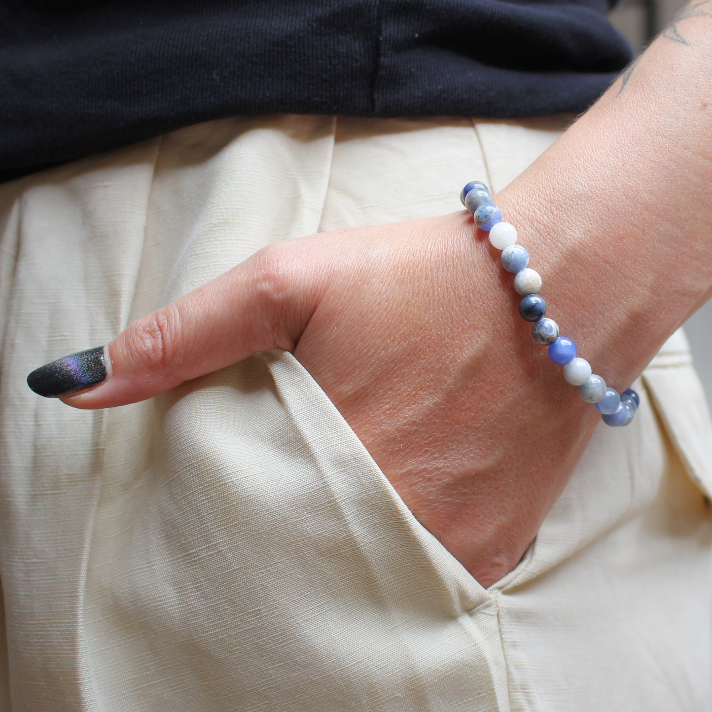 Ce bracelet élastique en sodalite naturelle 6 mm apaise l’esprit et ouvre à une communication authentique.  À porter au poignet gauche pour bénéficier de ses vertus sur la clarté mentale et la communication. À privilégier le matin ou pendant la journée pour stimuler la concentration, l’expression de soi et la prise de décision. La sodalite favorise la réflexion, l’introspection et l’équilibre émotionnel.