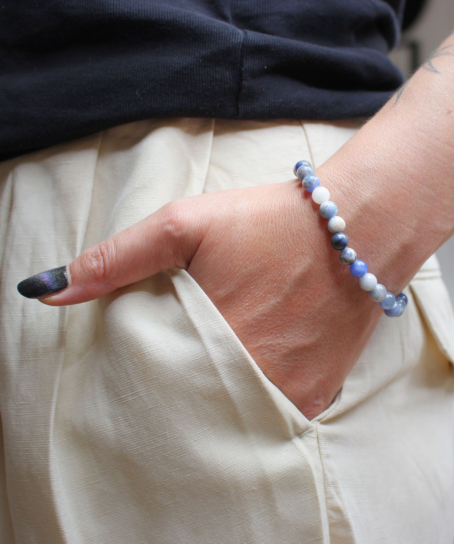 Ce bracelet élastique en sodalite naturelle 6 mm apaise l’esprit et ouvre à une communication authentique.  À porter au poignet gauche pour bénéficier de ses vertus sur la clarté mentale et la communication. À privilégier le matin ou pendant la journée pour stimuler la concentration, l’expression de soi et la prise de décision. La sodalite favorise la réflexion, l’introspection et l’équilibre émotionnel.
