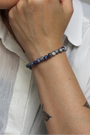 Ce bracelet élastique en sodalite naturelle 6 mm apaise l’esprit et ouvre à une communication authentique.  À porter au poignet gauche pour bénéficier de ses vertus sur la clarté mentale et la communication. À privilégier le matin ou pendant la journée pour stimuler la concentration, l’expression de soi et la prise de décision. La sodalite favorise la réflexion, l’introspection et l’équilibre émotionnel.