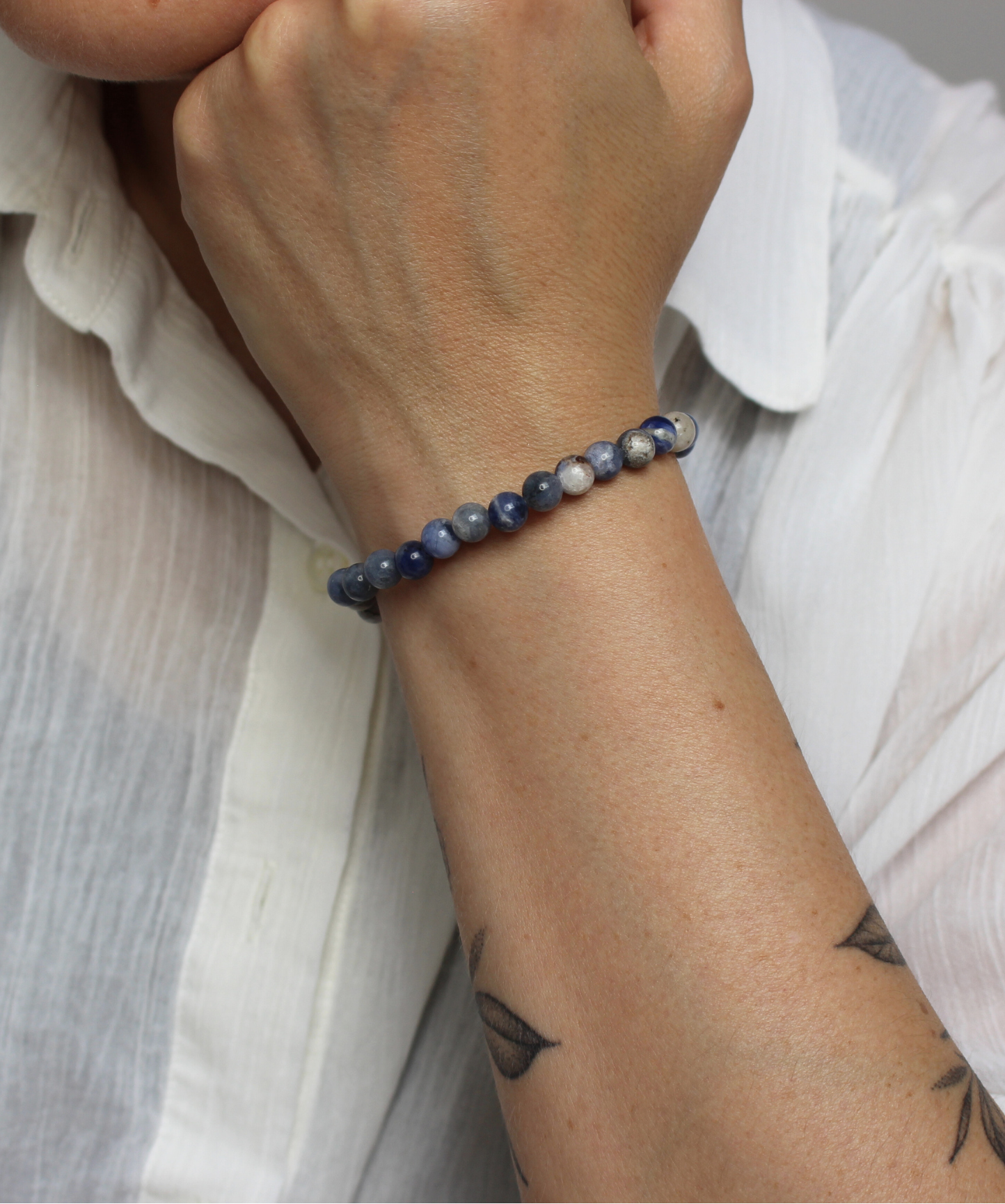 Ce bracelet élastique en sodalite naturelle 6 mm apaise l’esprit et ouvre à une communication authentique.  À porter au poignet gauche pour bénéficier de ses vertus sur la clarté mentale et la communication. À privilégier le matin ou pendant la journée pour stimuler la concentration, l’expression de soi et la prise de décision. La sodalite favorise la réflexion, l’introspection et l’équilibre émotionnel.