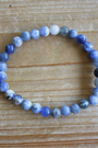 Ce bracelet élastique en sodalite naturelle 6 mm apaise l’esprit et ouvre à une communication authentique.  À porter au poignet gauche pour bénéficier de ses vertus sur la clarté mentale et la communication. À privilégier le matin ou pendant la journée pour stimuler la concentration, l’expression de soi et la prise de décision. La sodalite favorise la réflexion, l’introspection et l’équilibre émotionnel.