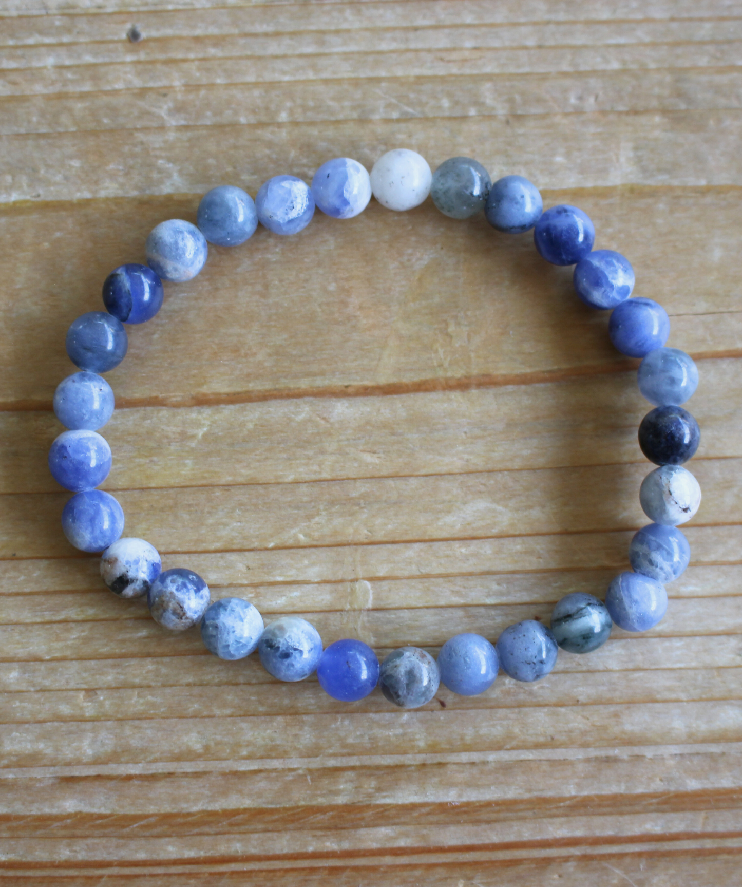 Ce bracelet élastique en sodalite naturelle 6 mm apaise l’esprit et ouvre à une communication authentique.  À porter au poignet gauche pour bénéficier de ses vertus sur la clarté mentale et la communication. À privilégier le matin ou pendant la journée pour stimuler la concentration, l’expression de soi et la prise de décision. La sodalite favorise la réflexion, l’introspection et l’équilibre émotionnel.