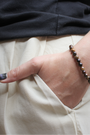 Bracelet en perles d’œil de tigre naturel 6 mm  Pierre protectrice par excellence, elle agit comme un bouclier énergétique et renforce la confiance et la volonté. À porter au poignet droit pour diffuser ses énergies protectrices et stabilisantes. À porter le matin ou pendant la journée, car il stimule le courage, la confiance en soi et la protection contre les influences négatives. L’œil de tigre aide à garder force intérieure.