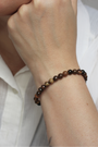 Bracelet en perles d’œil de tigre naturel 6 mm  Pierre protectrice par excellence, elle agit comme un bouclier énergétique et renforce la confiance et la volonté. À porter au poignet droit pour diffuser ses énergies protectrices et stabilisantes. À porter le matin ou pendant la journée, car il stimule le courage, la confiance en soi et la protection contre les influences négatives. L’œil de tigre aide à garder force intérieure.