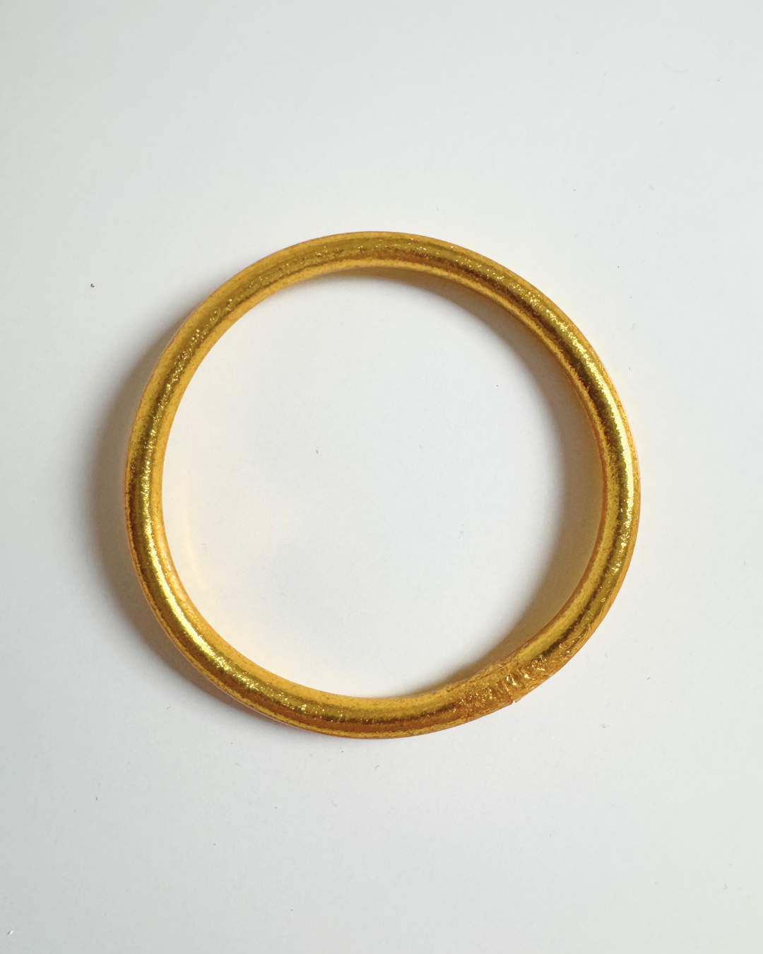 Bracelet bouddhiste BAAN, jonc souple transparent aux feuilles d’or, béni par des moines. Symbole de chance, protection et harmonie. Fabriqué en France.