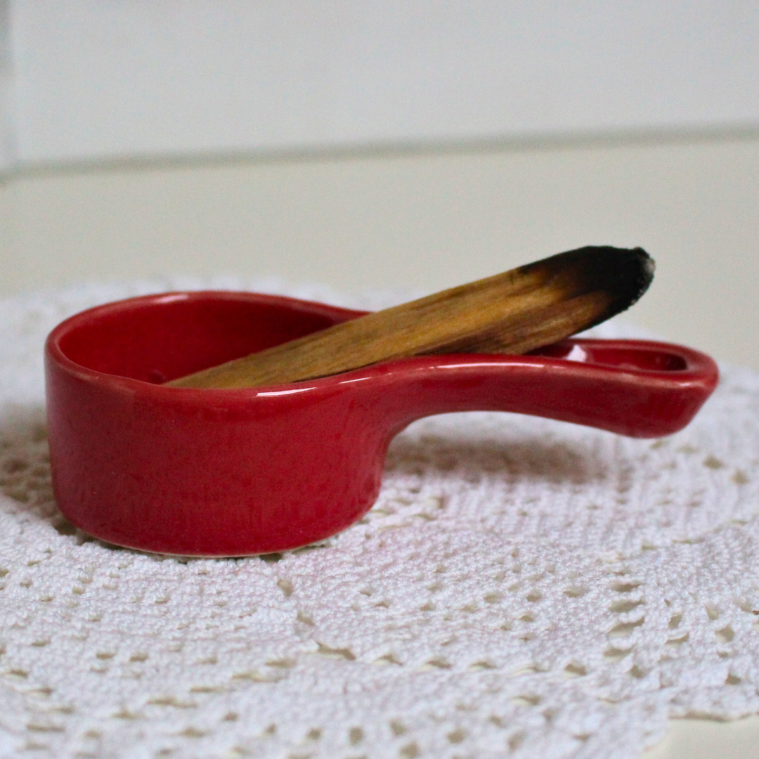 Brûleur Palo Santo en céramique rouge. Maintient et recueille les cendres de vos bâtons. Fonctionnel et esthétique. Idéal purification et rituels spirituels.