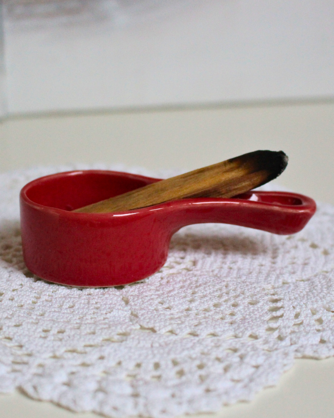 Brûleur Palo Santo en céramique rouge. Maintient et recueille les cendres de vos bâtons. Fonctionnel et esthétique. Idéal purification et rituels spirituels.