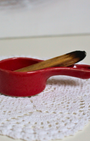 Brûleur Palo Santo en céramique rouge. Maintient et recueille les cendres de vos bâtons. Fonctionnel et esthétique. Idéal purification et rituels spirituels.