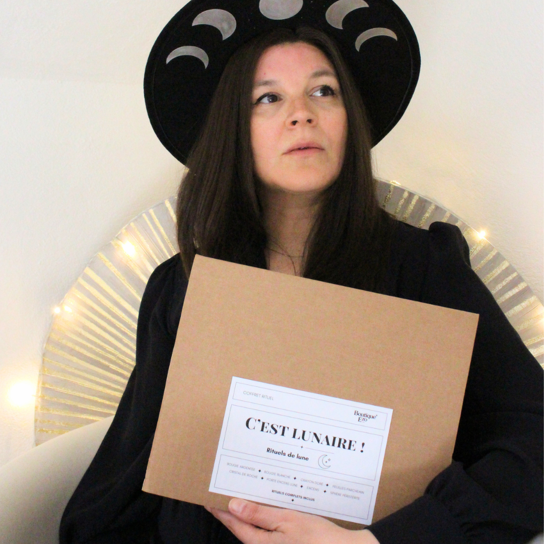 Coffret rituel lunaire complet : bougies, cristal de roche, péristérite, parchemin, encens et guide pas à pas. Manifester ses intentions sur un cycle de 14 jours.