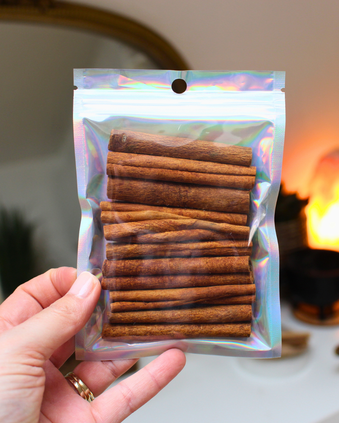 Associée à la prospérité, au succès et à la vitalité, la cannelle est particulièrement appréciée dans les rituels de manifestation et d’attraction.
