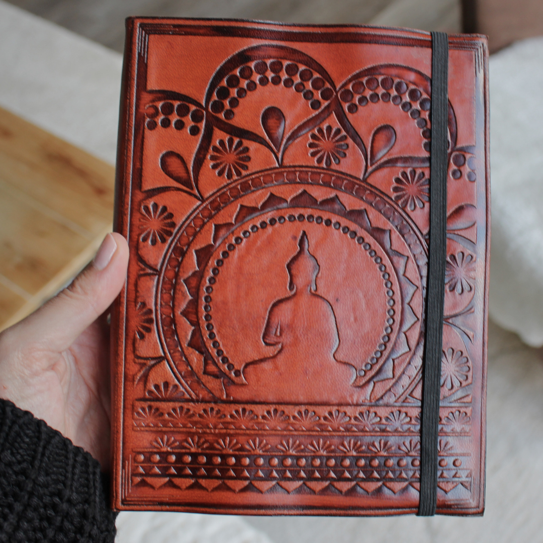 Ce carnet  artisanal est orné d’un magnifique mandala tibétain.
Fabriqué à la main en cuir au tannage végétal et papier indien.
Le tannage végétal, méthode traditionnelle respectueuse de l’environnement, utilise des extraits naturels d’écorces, de feuilles, de fruits, de baies, de racines et de bois. Cette technique confère au cuir un grain vivant et authentique qui se patinera magnifiquement avec le temps.
Chaque carnet est doté d’une bandoulière  ce qui le rend facile à transporter.