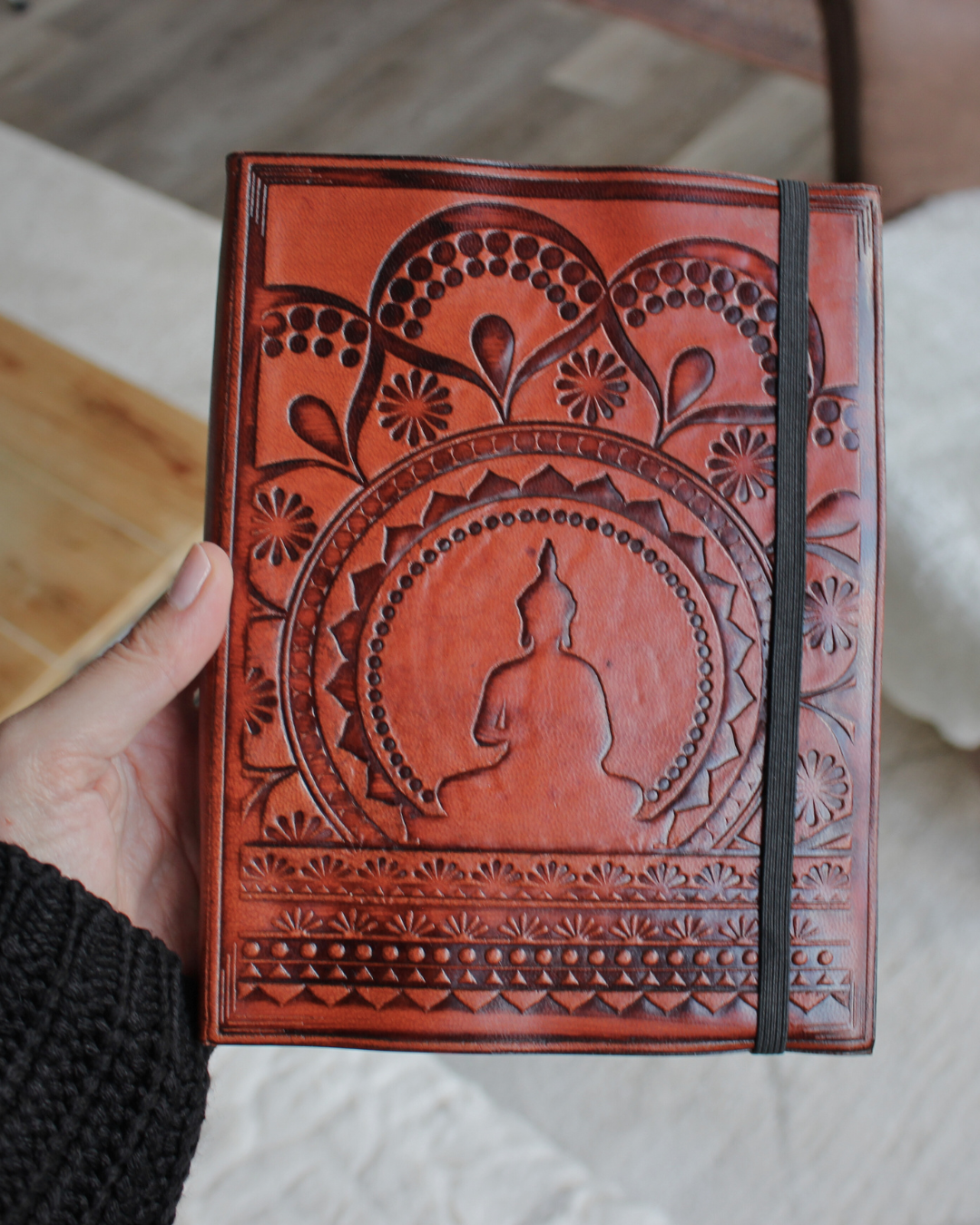 Ce carnet  artisanal est orné d’un magnifique mandala tibétain.
Fabriqué à la main en cuir au tannage végétal et papier indien.
Le tannage végétal, méthode traditionnelle respectueuse de l’environnement, utilise des extraits naturels d’écorces, de feuilles, de fruits, de baies, de racines et de bois. Cette technique confère au cuir un grain vivant et authentique qui se patinera magnifiquement avec le temps.
Chaque carnet est doté d’une bandoulière  ce qui le rend facile à transporter.