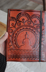 Ce carnet  artisanal est orné d’un magnifique mandala tibétain.
Fabriqué à la main en cuir au tannage végétal et papier indien.
Le tannage végétal, méthode traditionnelle respectueuse de l’environnement, utilise des extraits naturels d’écorces, de feuilles, de fruits, de baies, de racines et de bois. Cette technique confère au cuir un grain vivant et authentique qui se patinera magnifiquement avec le temps.
Chaque carnet est doté d’une bandoulière  ce qui le rend facile à transporter.