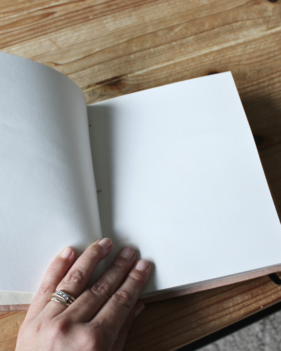 Ce carnet  artisanal est orné d’un magnifique mandala tibétain.
Fabriqué à la main en imitation cuir au tannage végétal.
Le tannage végétal, méthode traditionnelle respectueuse de l’environnement, utilise des extraits naturels d’écorces, de feuilles, de fruits, de baies, de racines et de bois. Chaque carnet est doté d’une bandoulière  ce qui le rend facile à transporter.