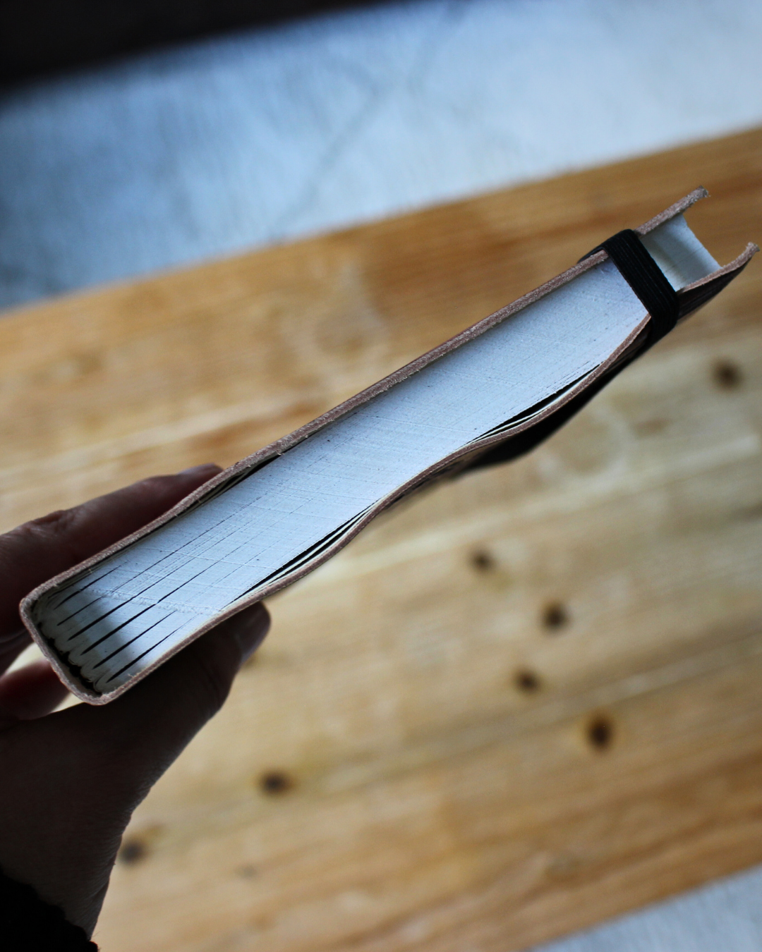 Ce carnet  artisanal est orné d’un magnifique mandala tibétain.
Fabriqué à la main en imitation cuir au tannage végétal.
Le tannage végétal, méthode traditionnelle respectueuse de l’environnement, utilise des extraits naturels d’écorces, de feuilles, de fruits, de baies, de racines et de bois. Chaque carnet est doté d’une bandoulière  ce qui le rend facile à transporter.