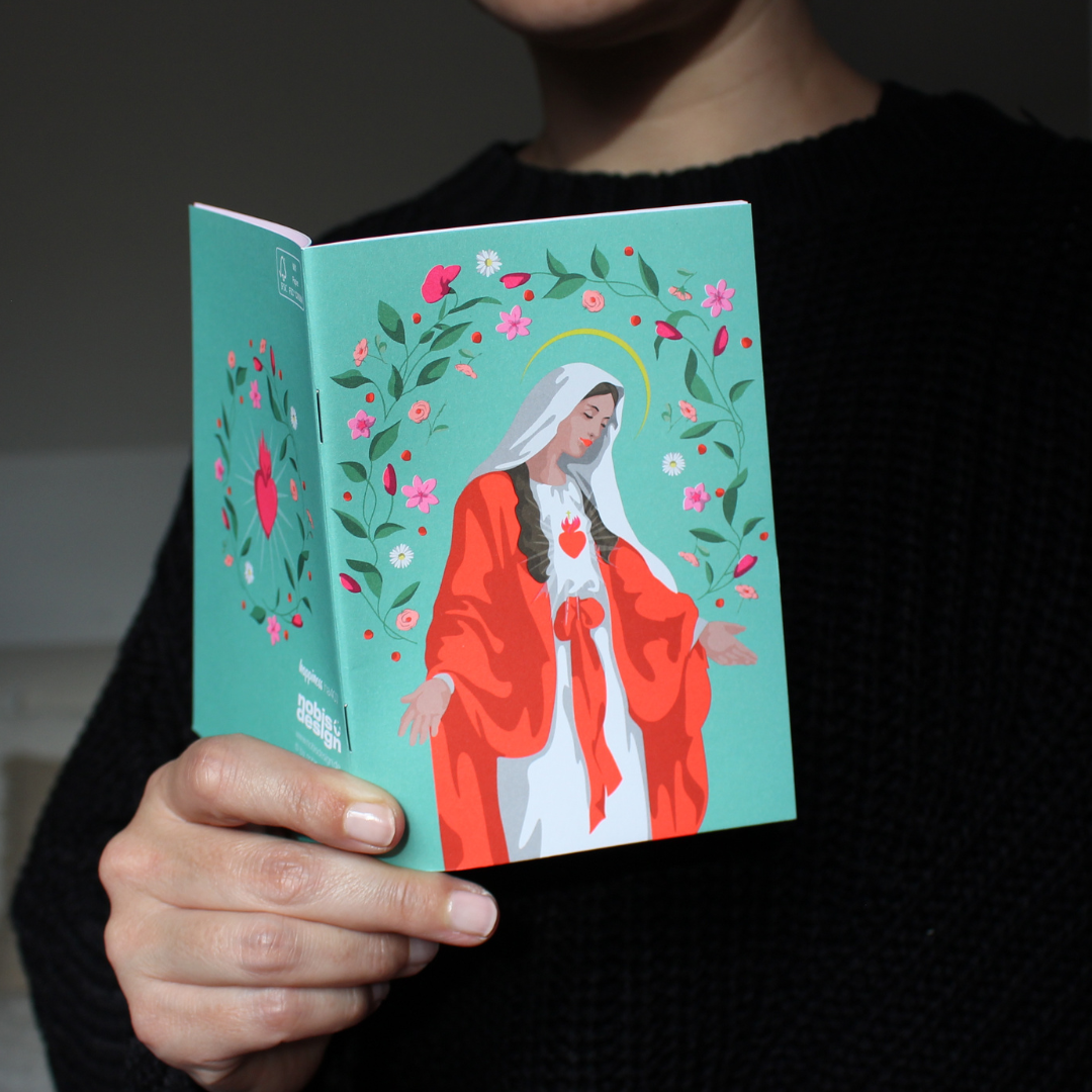 Ce carnet dédié à la Vierge Marie est un véritable écrin de douceur et de recueillement. Sa couverture  invite à la paix intérieure, à la prière et à la confiance. Il est pensé comme un espace sacré, un lieu intime où déposer vos prières ou vos intentions.