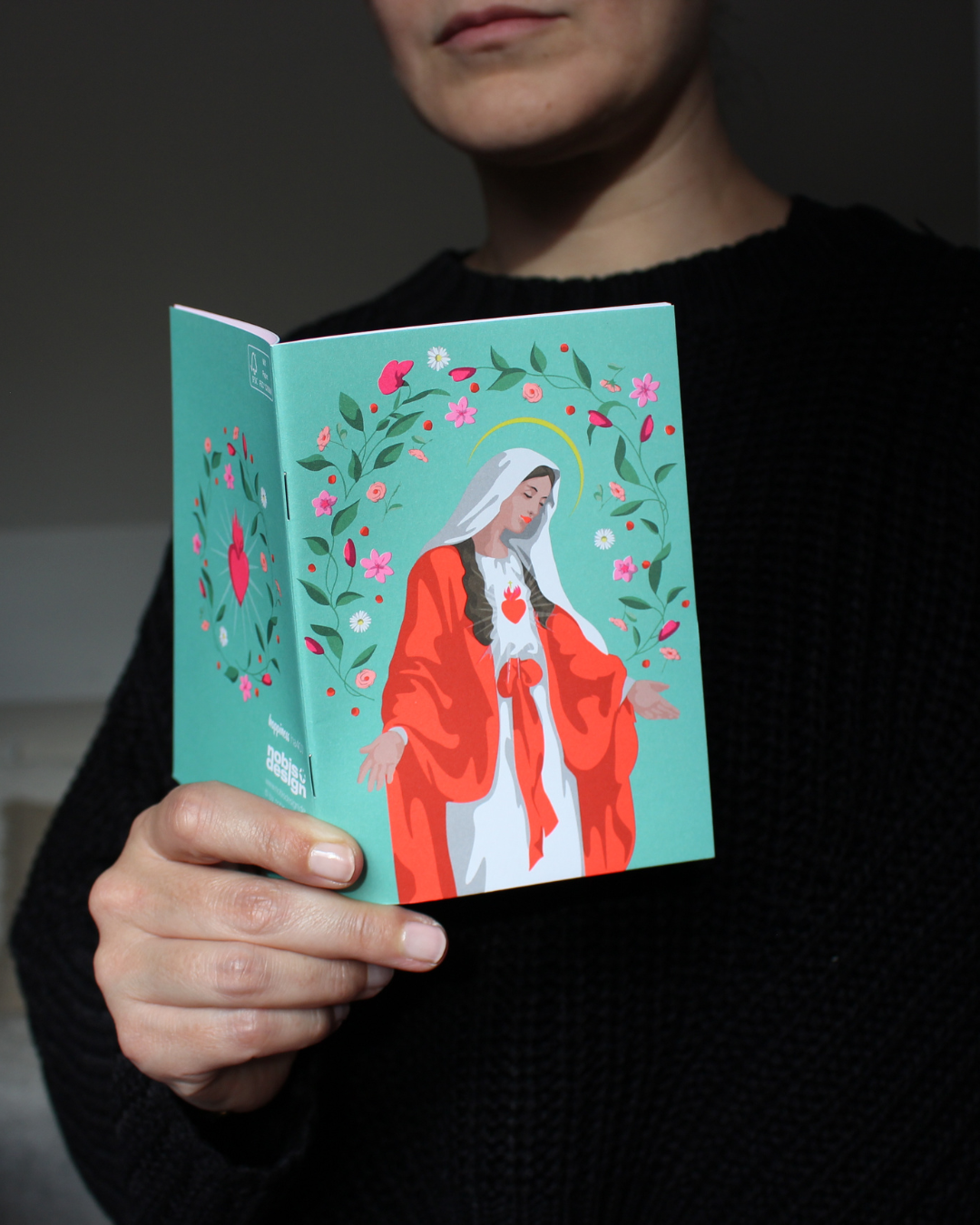 Ce carnet dédié à la Vierge Marie est un véritable écrin de douceur et de recueillement. Sa couverture  invite à la paix intérieure, à la prière et à la confiance. Il est pensé comme un espace sacré, un lieu intime où déposer vos prières ou vos intentions.