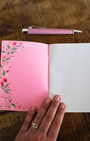 Ce carnet dédié à la Vierge Marie est un véritable écrin de douceur et de recueillement. Sa couverture  invite à la paix intérieure, à la prière et à la confiance. Il est pensé comme un espace sacré, un lieu intime où déposer vos prières ou vos intentions.