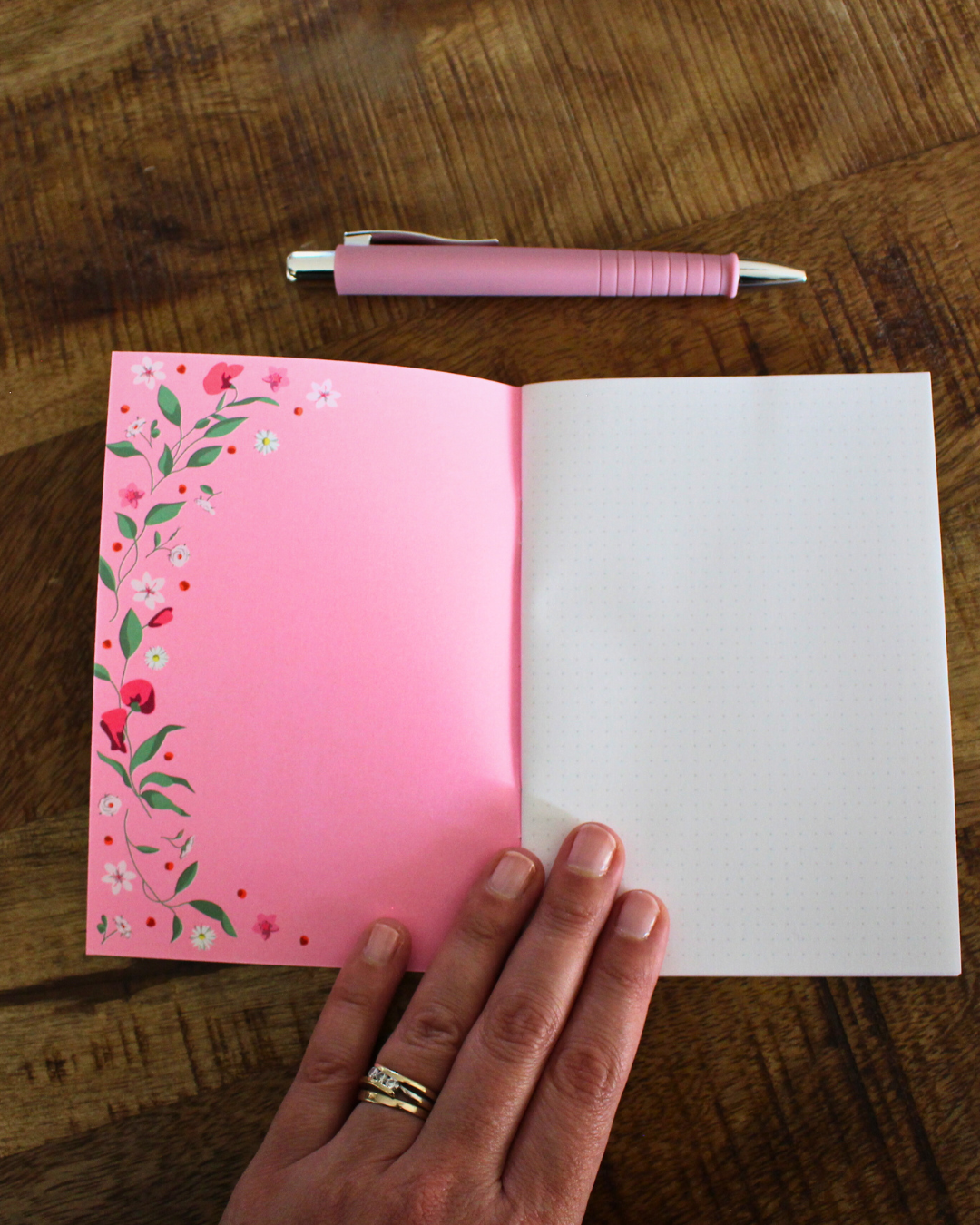 Ce carnet dédié à la Vierge Marie est un véritable écrin de douceur et de recueillement. Sa couverture  invite à la paix intérieure, à la prière et à la confiance. Il est pensé comme un espace sacré, un lieu intime où déposer vos prières ou vos intentions.