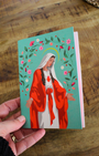 Ce carnet dédié à la Vierge Marie est un véritable écrin de douceur et de recueillement. Sa couverture  invite à la paix intérieure, à la prière et à la confiance. Il est pensé comme un espace sacré, un lieu intime où déposer vos prières ou vos intentions.