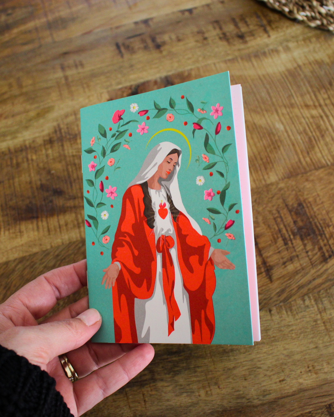 Ce carnet dédié à la Vierge Marie est un véritable écrin de douceur et de recueillement. Sa couverture  invite à la paix intérieure, à la prière et à la confiance. Il est pensé comme un espace sacré, un lieu intime où déposer vos prières ou vos intentions.