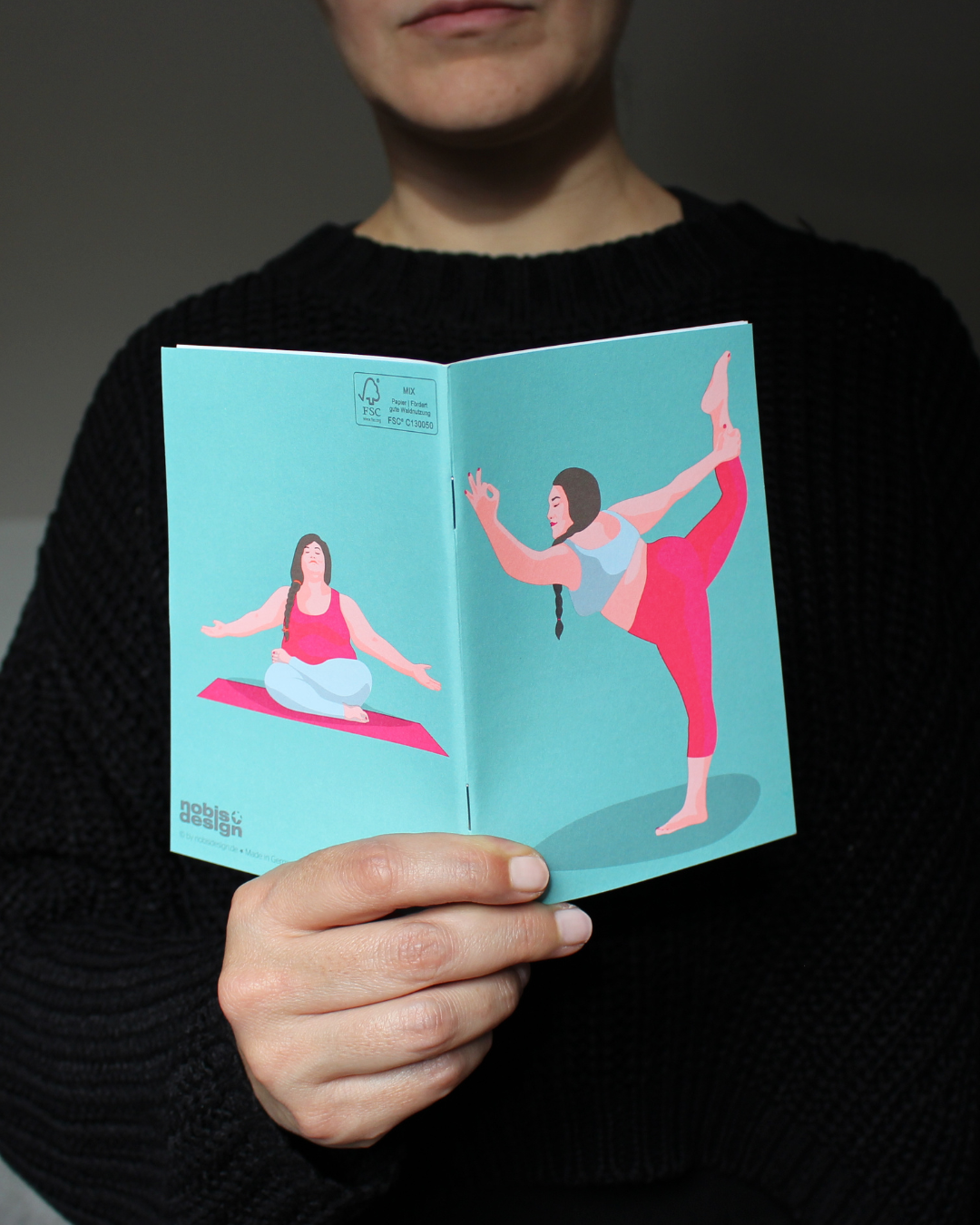 Ce carnet, illustré d'une femme dans différentes postures de yoga est une invitation à vous recentrer, à respirer et à vous reconnecter à votre espace intérieur. Il vous accompagne dans votre pratique du yoga, de la méditation ou du développement personnel.Chaque page vierge est un espace de liberté, où vous pouvez déposer vos réflexions, vos intentions, vos ressentis ou vos prises de conscience après une séance. Écrire devient ainsi un prolongement de votre pratique, une forme de méditation en soi.