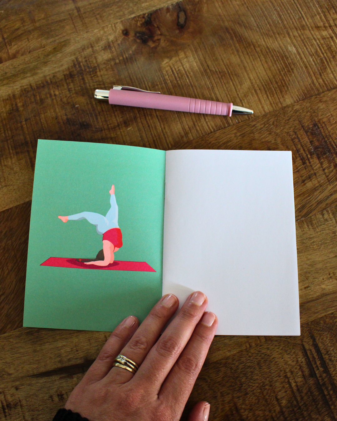 Ce carnet, illustré d'une femme dans différentes postures de yoga est une invitation à vous recentrer, à respirer et à vous reconnecter à votre espace intérieur. Il vous accompagne dans votre pratique du yoga, de la méditation ou du développement personnel.Chaque page vierge est un espace de liberté, où vous pouvez déposer vos réflexions, vos intentions, vos ressentis ou vos prises de conscience après une séance. Écrire devient ainsi un prolongement de votre pratique, une forme de méditation en soi.