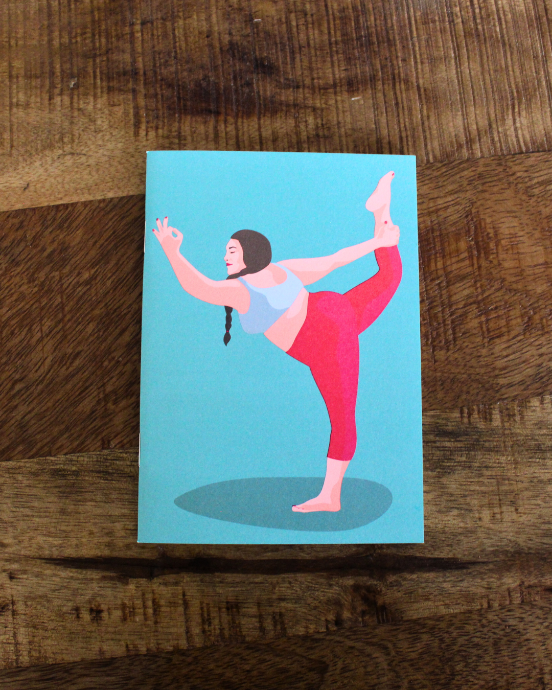Ce carnet, illustré d'une femme dans différentes postures de yoga est une invitation à vous recentrer, à respirer et à vous reconnecter à votre espace intérieur. Il vous accompagne dans votre pratique du yoga, de la méditation ou du développement personnel.Chaque page vierge est un espace de liberté, où vous pouvez déposer vos réflexions, vos intentions, vos ressentis ou vos prises de conscience après une séance. Écrire devient ainsi un prolongement de votre pratique, une forme de méditation en soi.