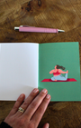Ce carnet, illustré d'une femme dans différentes postures de yoga est une invitation à vous recentrer, à respirer et à vous reconnecter à votre espace intérieur. Il vous accompagne dans votre pratique du yoga, de la méditation ou du développement personnel.Chaque page vierge est un espace de liberté, où vous pouvez déposer vos réflexions, vos intentions, vos ressentis ou vos prises de conscience après une séance. Écrire devient ainsi un prolongement de votre pratique, une forme de méditation en soi.