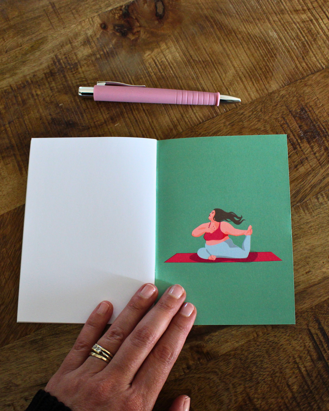 Ce carnet, illustré d'une femme dans différentes postures de yoga est une invitation à vous recentrer, à respirer et à vous reconnecter à votre espace intérieur. Il vous accompagne dans votre pratique du yoga, de la méditation ou du développement personnel.Chaque page vierge est un espace de liberté, où vous pouvez déposer vos réflexions, vos intentions, vos ressentis ou vos prises de conscience après une séance. Écrire devient ainsi un prolongement de votre pratique, une forme de méditation en soi.