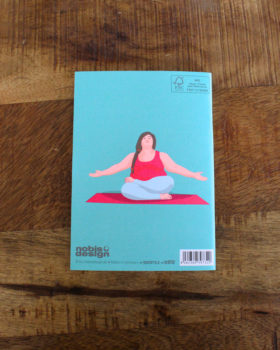 Ce carnet, illustré d'une femme dans différentes postures de yoga est une invitation à vous recentrer, à respirer et à vous reconnecter à votre espace intérieur. Il vous accompagne dans votre pratique du yoga, de la méditation ou du développement personnel.Chaque page vierge est un espace de liberté, où vous pouvez déposer vos réflexions, vos intentions, vos ressentis ou vos prises de conscience après une séance. Écrire devient ainsi un prolongement de votre pratique, une forme de méditation en soi.