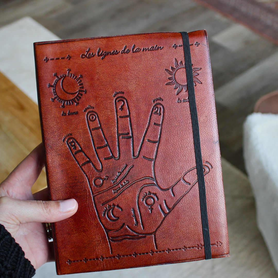 Ce carnet &nbsp;artisanal est orné d’une main type Chiromancie
Fabriqué à la main en imitation cuir au tannage végétal.
Le tannage végétal, méthode traditionnelle respectueuse de l’environnement, utilise des extraits naturels d’écorces, de feuilles, de fruits, de baies, de racines et de bois. Chaque carnet est doté d’une bandoulière &nbsp;ce qui le rend facile à transporter.
Chaque carnet est doté d’une bandoulière &nbsp;ce qui le rend facile à transporter.