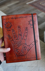 Ce carnet &nbsp;artisanal est orné d’une main type Chiromancie
Fabriqué à la main en imitation cuir au tannage végétal.
Le tannage végétal, méthode traditionnelle respectueuse de l’environnement, utilise des extraits naturels d’écorces, de feuilles, de fruits, de baies, de racines et de bois. Chaque carnet est doté d’une bandoulière &nbsp;ce qui le rend facile à transporter.
Chaque carnet est doté d’une bandoulière &nbsp;ce qui le rend facile à transporter.