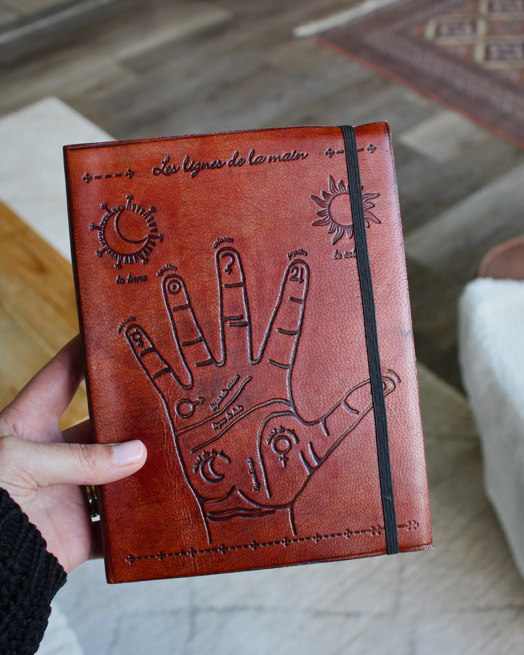 Ce carnet &nbsp;artisanal est orné d’une main type Chiromancie
Fabriqué à la main en imitation cuir au tannage végétal.
Le tannage végétal, méthode traditionnelle respectueuse de l’environnement, utilise des extraits naturels d’écorces, de feuilles, de fruits, de baies, de racines et de bois. Chaque carnet est doté d’une bandoulière &nbsp;ce qui le rend facile à transporter.
Chaque carnet est doté d’une bandoulière &nbsp;ce qui le rend facile à transporter.