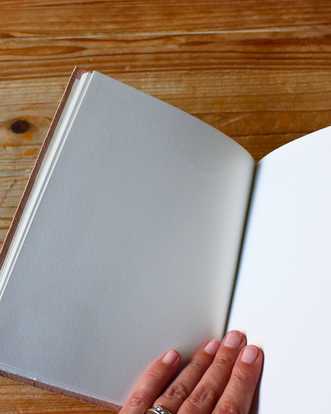 Ce carnet  artisanal est orné d’une main type Chiromancie
Fabriqué à la main en imitation cuir au tannage végétal.
Le tannage végétal, méthode traditionnelle respectueuse de l’environnement, utilise des extraits naturels d’écorces, de feuilles, de fruits, de baies, de racines et de bois. Chaque carnet est doté d’une bandoulière  ce qui le rend facile à transporter.
Chaque carnet est doté d’une bandoulière  ce qui le rend facile à transporter.
