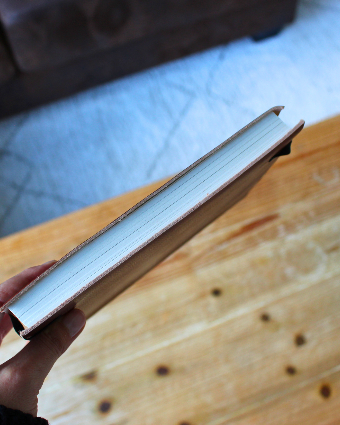 Ce carnet  artisanal est orné d’une main type Chiromancie
Fabriqué à la main en imitation cuir au tannage végétal.
Le tannage végétal, méthode traditionnelle respectueuse de l’environnement, utilise des extraits naturels d’écorces, de feuilles, de fruits, de baies, de racines et de bois. Chaque carnet est doté d’une bandoulière  ce qui le rend facile à transporter.
Chaque carnet est doté d’une bandoulière  ce qui le rend facile à transporter.