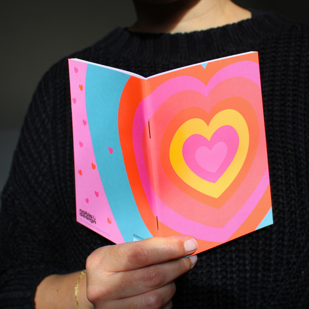 Ce carnet est un véritable compagnon d’écriture pour déposer tes pensées, tes émotions et tes inspirations. Son design éclatant évoque la joie, la vitalité et la sincérité du cœur, rappelant que chaque mot écrit avec authenticité possède sa propre lumière. Compact, il t’accompagnera partout, sur ton bureau, dans ton sac ou ton autel personnel. Ses pages vierges invitent à la liberté, aucune ligne ne limite ton expression. Écris, dessine, esquisse, rêve, fais-en un espace intime où ton univers prend forme.​​