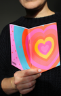 Ce carnet est un véritable compagnon d’écriture pour déposer tes pensées, tes émotions et tes inspirations. Son design éclatant évoque la joie, la vitalité et la sincérité du cœur, rappelant que chaque mot écrit avec authenticité possède sa propre lumière. Compact, il t’accompagnera partout, sur ton bureau, dans ton sac ou ton autel personnel. Ses pages vierges invitent à la liberté, aucune ligne ne limite ton expression. Écris, dessine, esquisse, rêve, fais-en un espace intime où ton univers prend forme.​​