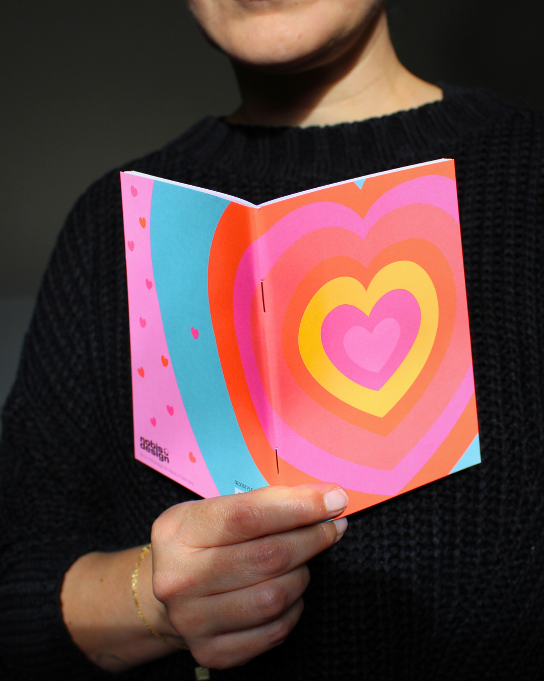 Ce carnet est un véritable compagnon d’écriture pour déposer tes pensées, tes émotions et tes inspirations. Son design éclatant évoque la joie, la vitalité et la sincérité du cœur, rappelant que chaque mot écrit avec authenticité possède sa propre lumière. Compact, il t’accompagnera partout, sur ton bureau, dans ton sac ou ton autel personnel. Ses pages vierges invitent à la liberté, aucune ligne ne limite ton expression. Écris, dessine, esquisse, rêve, fais-en un espace intime où ton univers prend forme.​​