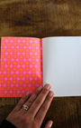 Ce carnet est un véritable compagnon d’écriture pour déposer tes pensées, tes émotions et tes inspirations. Son design éclatant évoque la joie, la vitalité et la sincérité du cœur, rappelant que chaque mot écrit avec authenticité possède sa propre lumière. Compact, il t’accompagnera partout, sur ton bureau, dans ton sac ou ton autel personnel. Ses pages vierges invitent à la liberté, aucune ligne ne limite ton expression. Écris, dessine, esquisse, rêve, fais-en un espace intime où ton univers prend forme.​​