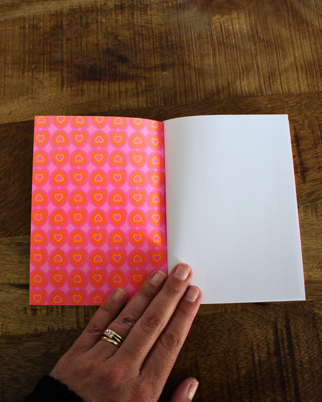 Ce carnet est un véritable compagnon d’écriture pour déposer tes pensées, tes émotions et tes inspirations. Son design éclatant évoque la joie, la vitalité et la sincérité du cœur, rappelant que chaque mot écrit avec authenticité possède sa propre lumière. Compact, il t’accompagnera partout, sur ton bureau, dans ton sac ou ton autel personnel. Ses pages vierges invitent à la liberté, aucune ligne ne limite ton expression. Écris, dessine, esquisse, rêve, fais-en un espace intime où ton univers prend forme.​​