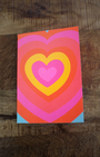 Ce carnet est un véritable compagnon d’écriture pour déposer tes pensées, tes émotions et tes inspirations. Son design éclatant évoque la joie, la vitalité et la sincérité du cœur, rappelant que chaque mot écrit avec authenticité possède sa propre lumière. Compact, il t’accompagnera partout, sur ton bureau, dans ton sac ou ton autel personnel. Ses pages vierges invitent à la liberté, aucune ligne ne limite ton expression. Écris, dessine, esquisse, rêve, fais-en un espace intime où ton univers prend forme.​​