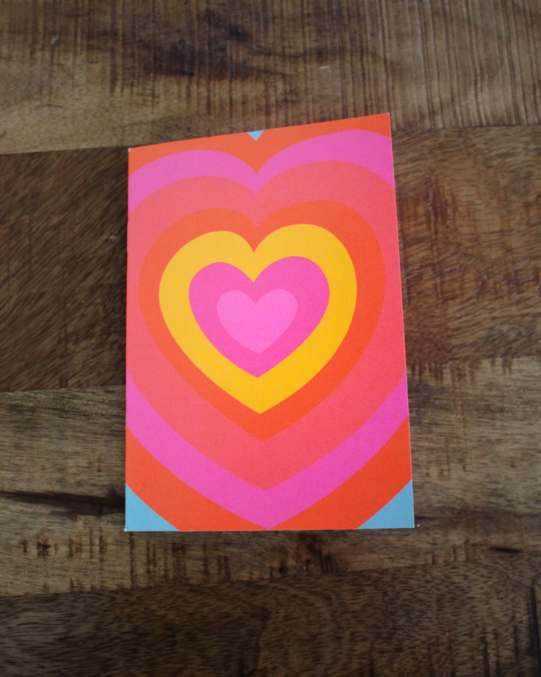Ce carnet est un véritable compagnon d’écriture pour déposer tes pensées, tes émotions et tes inspirations. Son design éclatant évoque la joie, la vitalité et la sincérité du cœur, rappelant que chaque mot écrit avec authenticité possède sa propre lumière. Compact, il t’accompagnera partout, sur ton bureau, dans ton sac ou ton autel personnel. Ses pages vierges invitent à la liberté, aucune ligne ne limite ton expression. Écris, dessine, esquisse, rêve, fais-en un espace intime où ton univers prend forme.​​